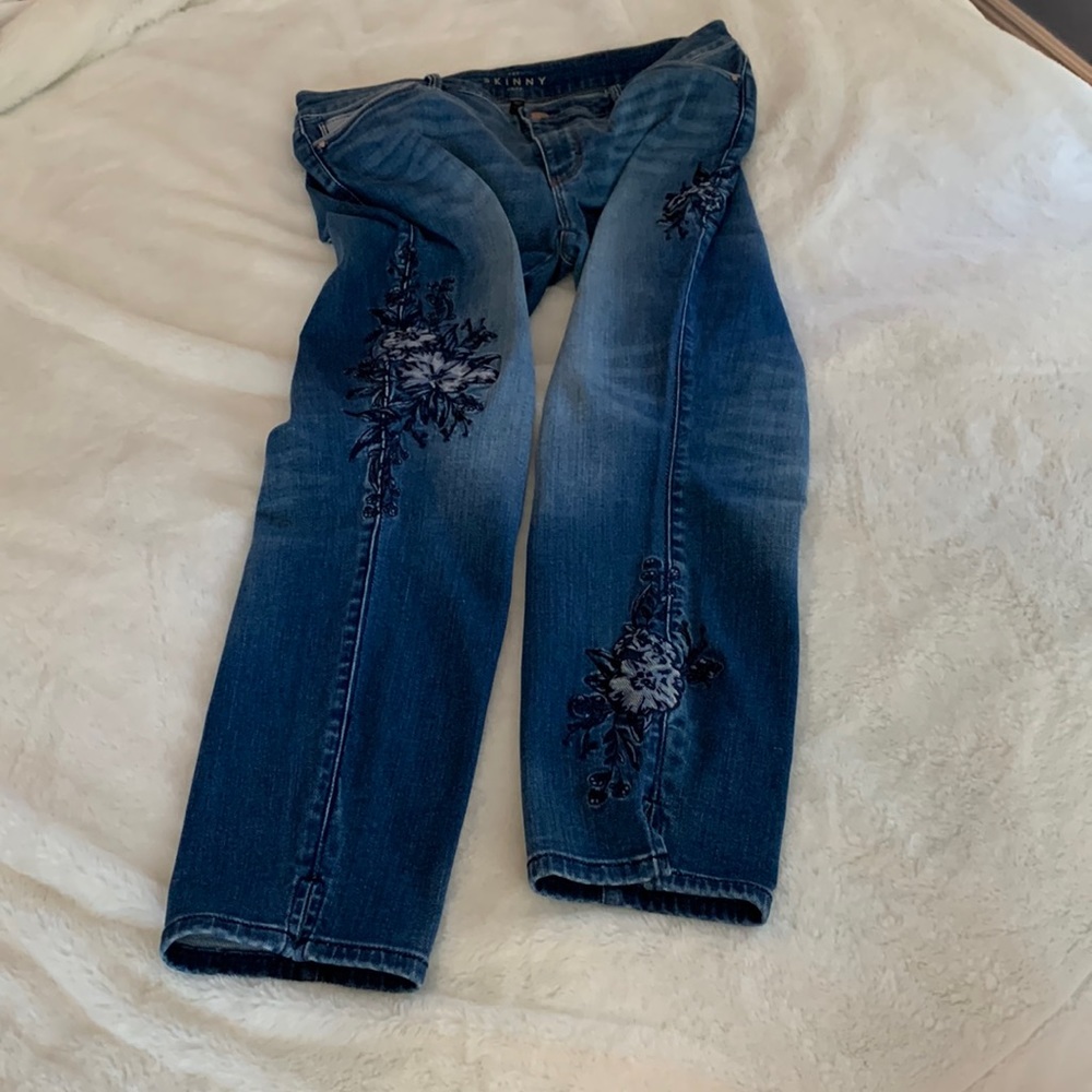 WHBM skinny crop, distress, with appliqué flowers on leg. Size 8